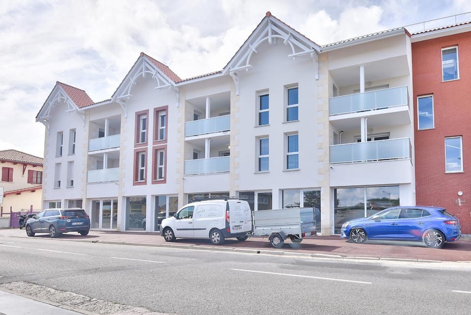 Property building, Facade/entrance, Off site