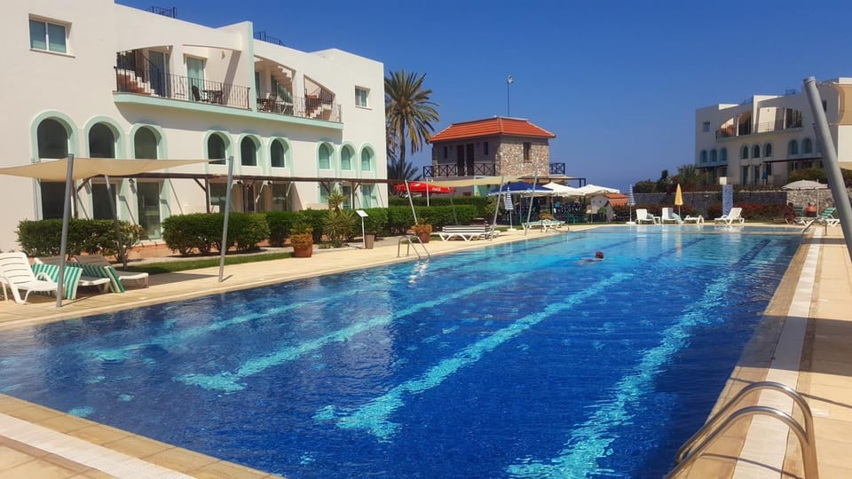 Property building, Day, Pool view, Swimming pool, sunbed