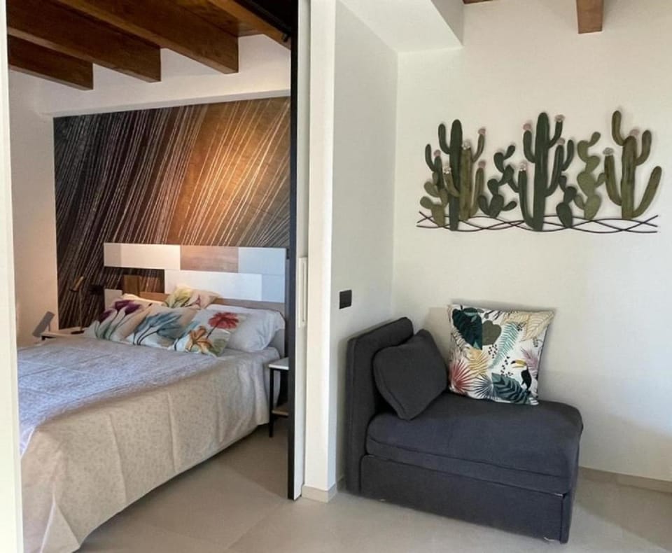 Bed, Living room, Photo of the whole room, Seating area, Bedroom