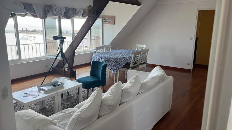 Côté cottage Apt 3 chambres bien équipé vue imprenable sur le port et la mer plein centre de Port en Bessin commerces et restaurants à pied proche Omaha Beach parking gratuit à proximité Apartment in Normandy