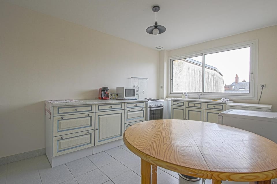 Kitchen or kitchenette, Dining area, oven, stove