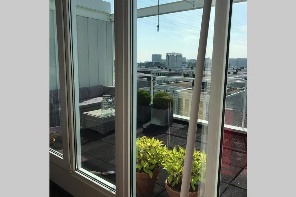Large and cosy house on the water: free Parking House in Amsterdam