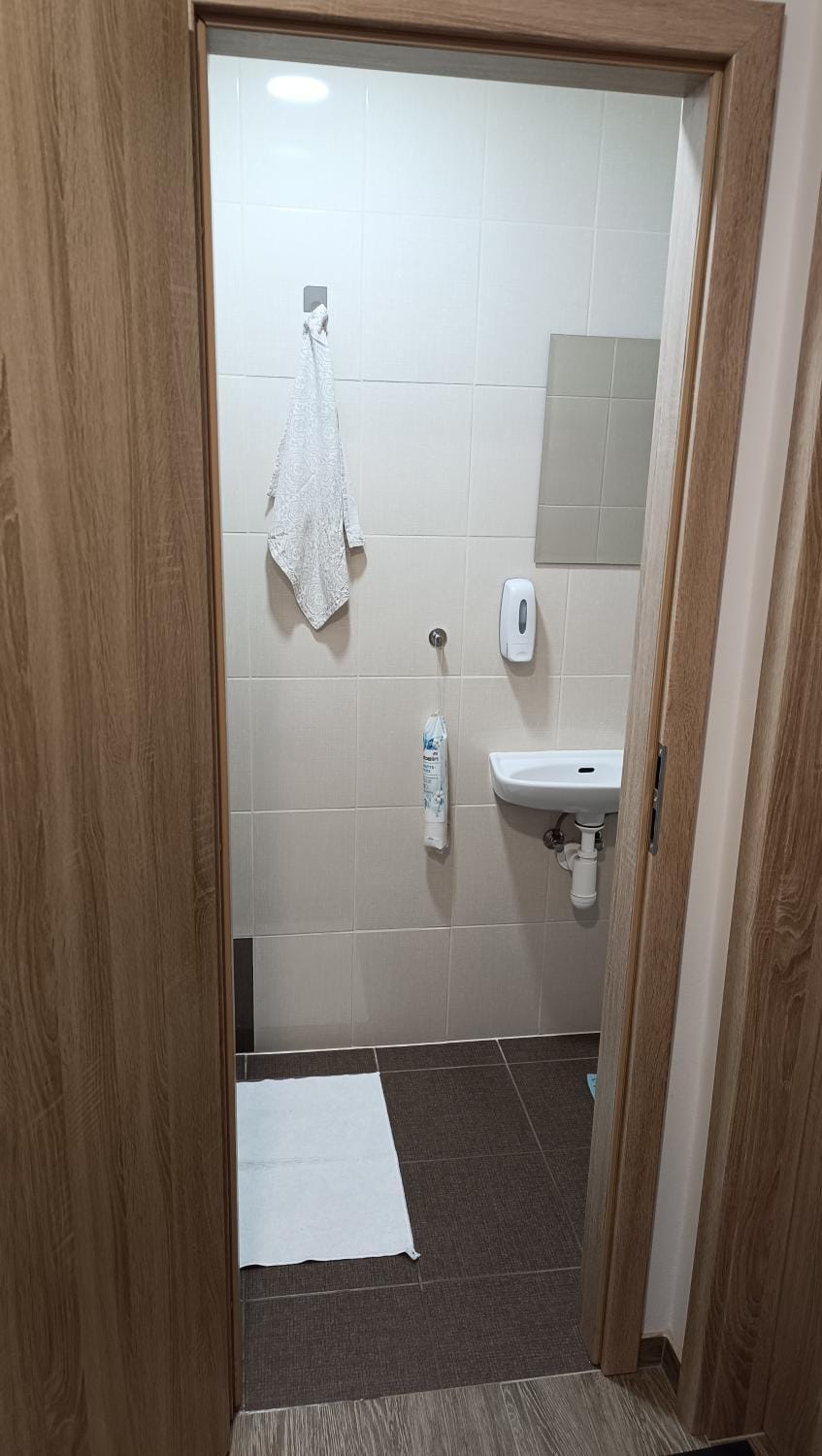 Shower, Facade/entrance