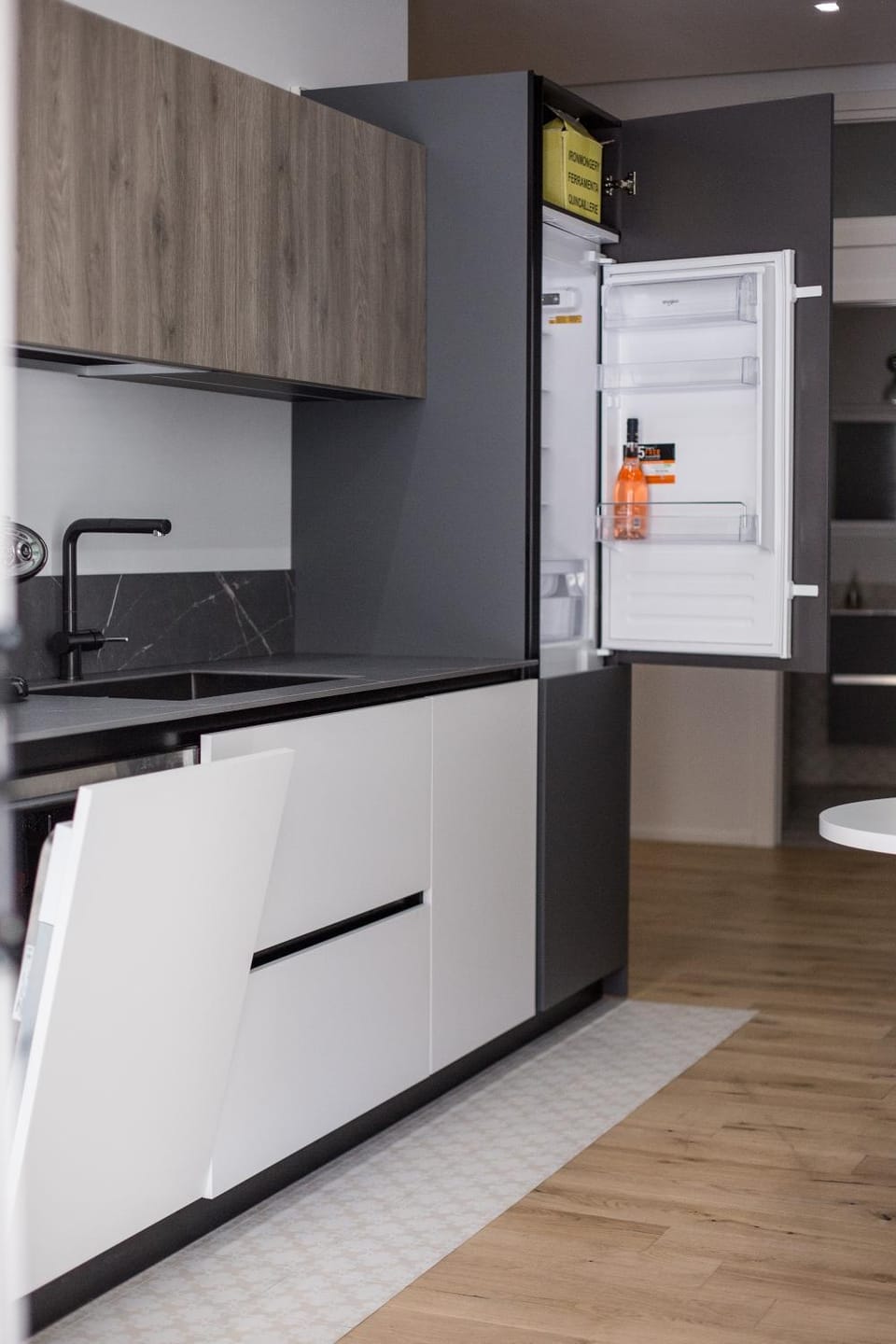 Kitchen or kitchenette, minibar, oven, stove