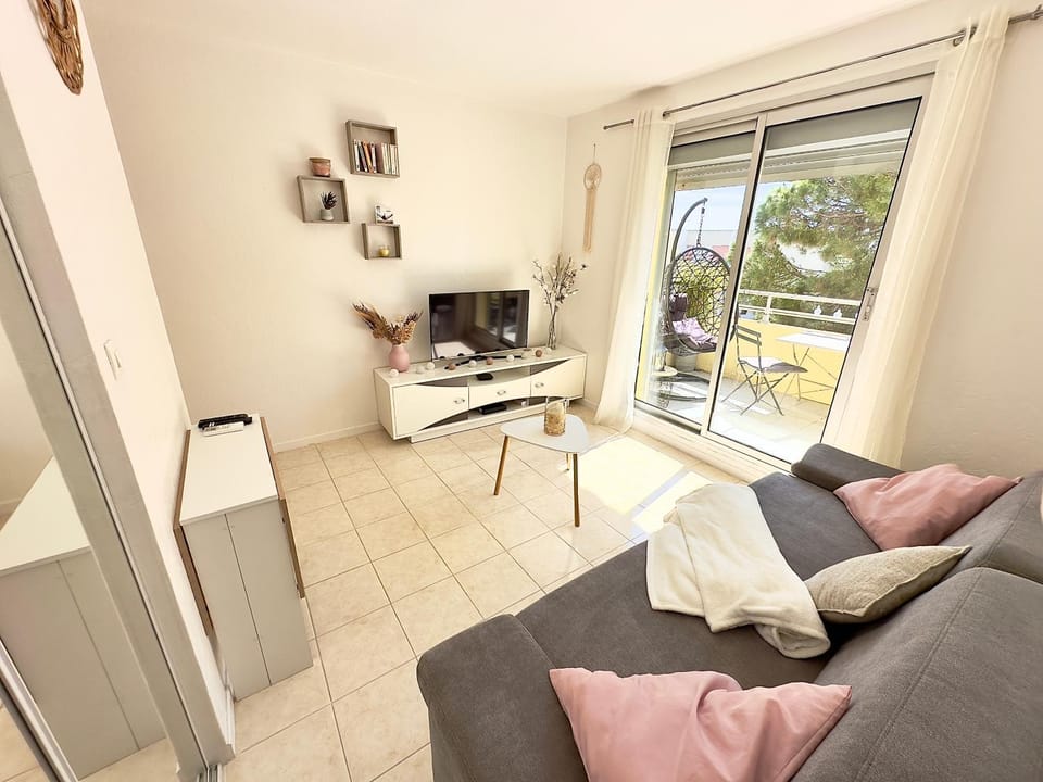 Patio, Living room