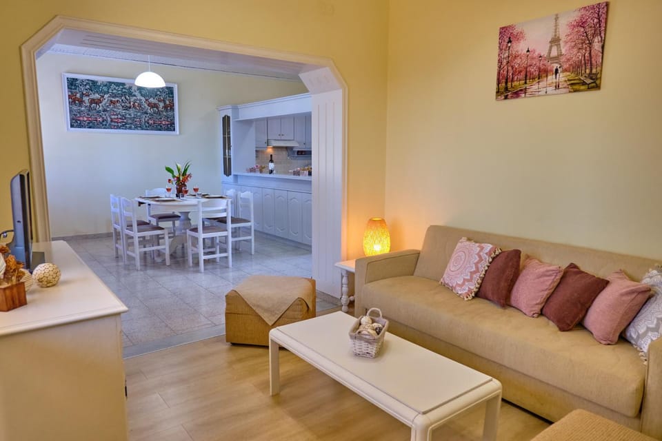 Living room, Seating area, Dining area, kitchen