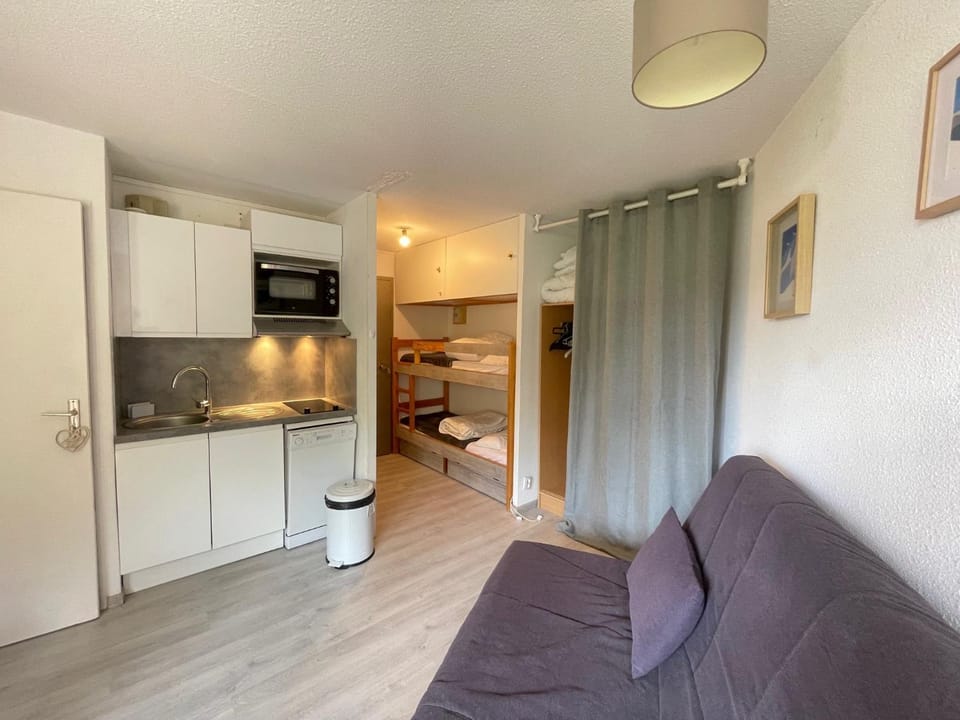 Bed, Kitchen or kitchenette, Living room
