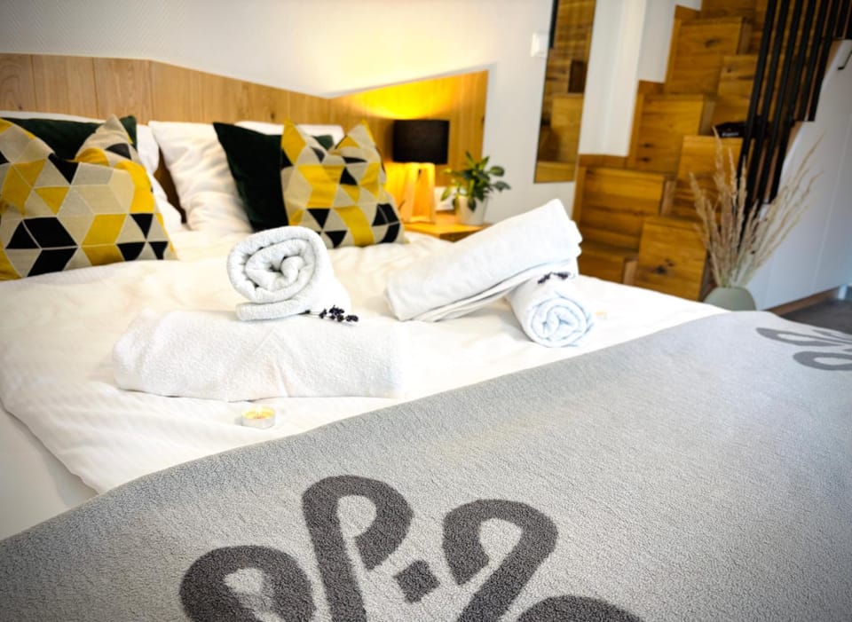 Bed, Bedroom, towels