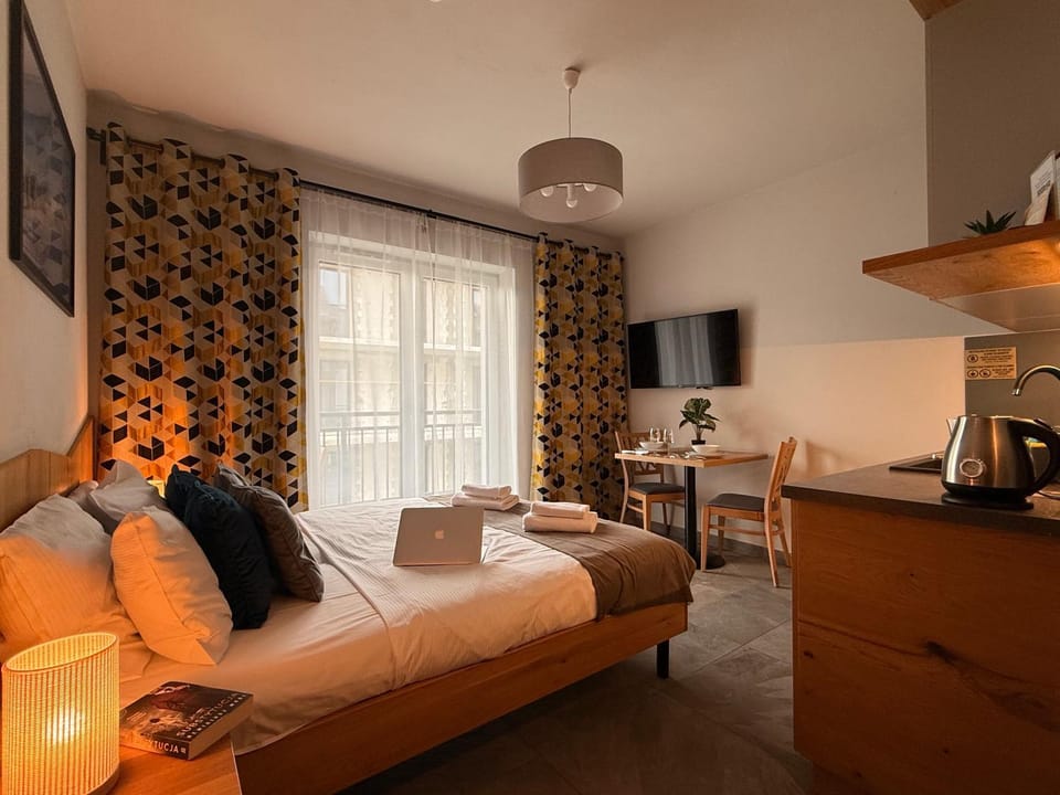 Bed, TV and multimedia, Kitchen or kitchenette, Photo of the whole room