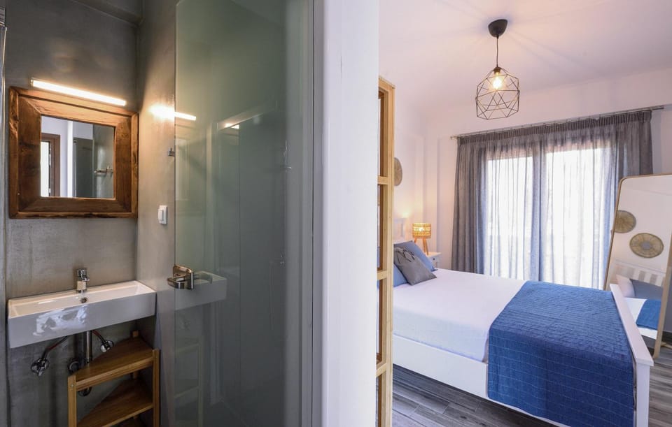 Bed, Bathroom, Photo of the whole room