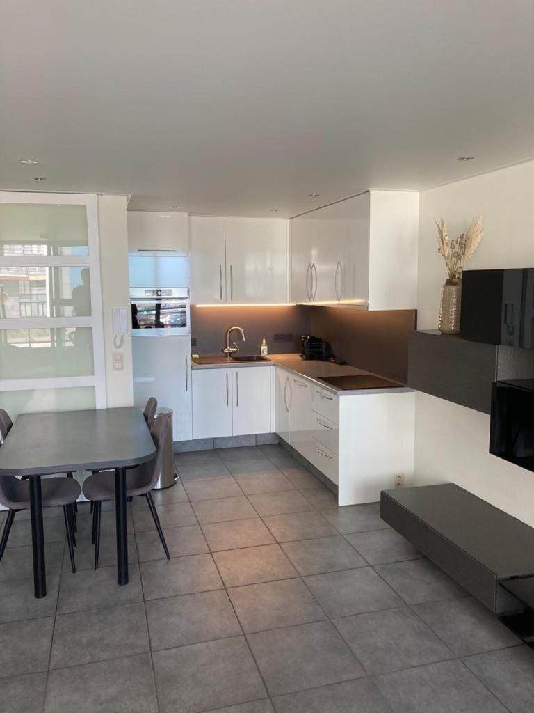 Coffee/tea facilities, Kitchen or kitchenette, Dining area