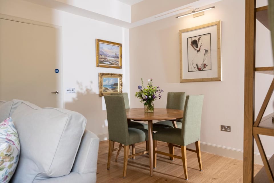 Decorative detail, Decorative detail, Seating area, Dining area