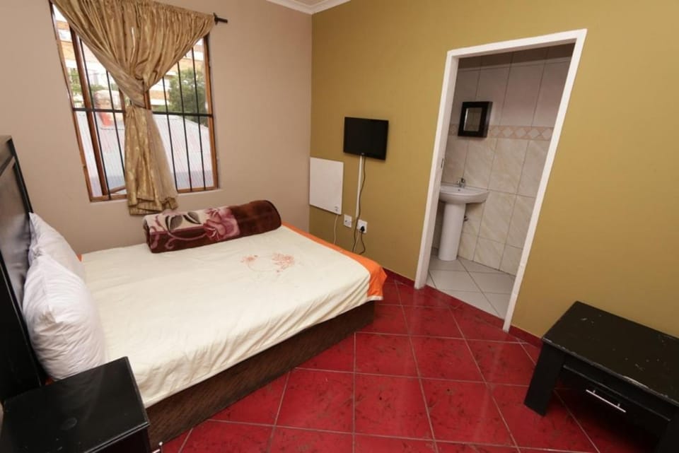 Communal lounge/ TV room, Bed, TV and multimedia, Photo of the whole room, Bedroom