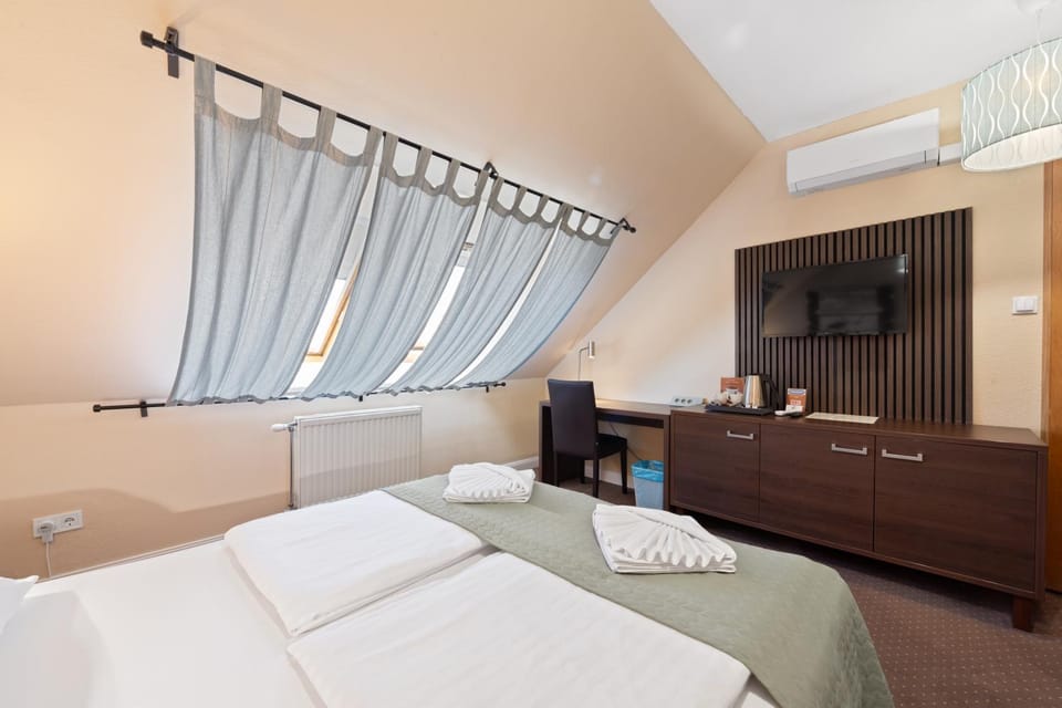 Bed, Photo of the whole room, Bedroom, towels, air conditioner
