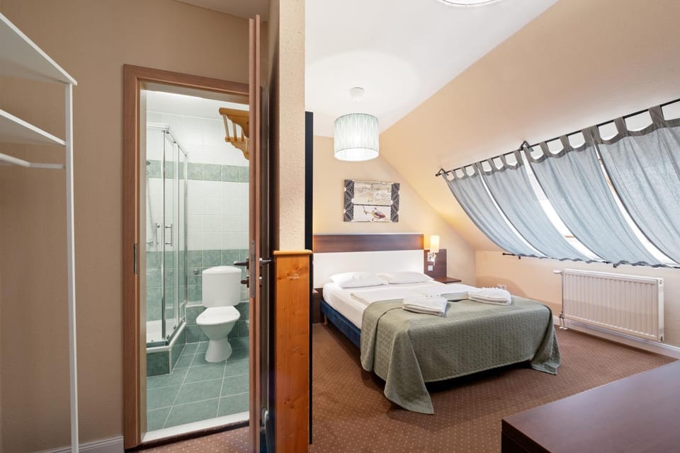 Bed, Photo of the whole room, Bedroom, towels