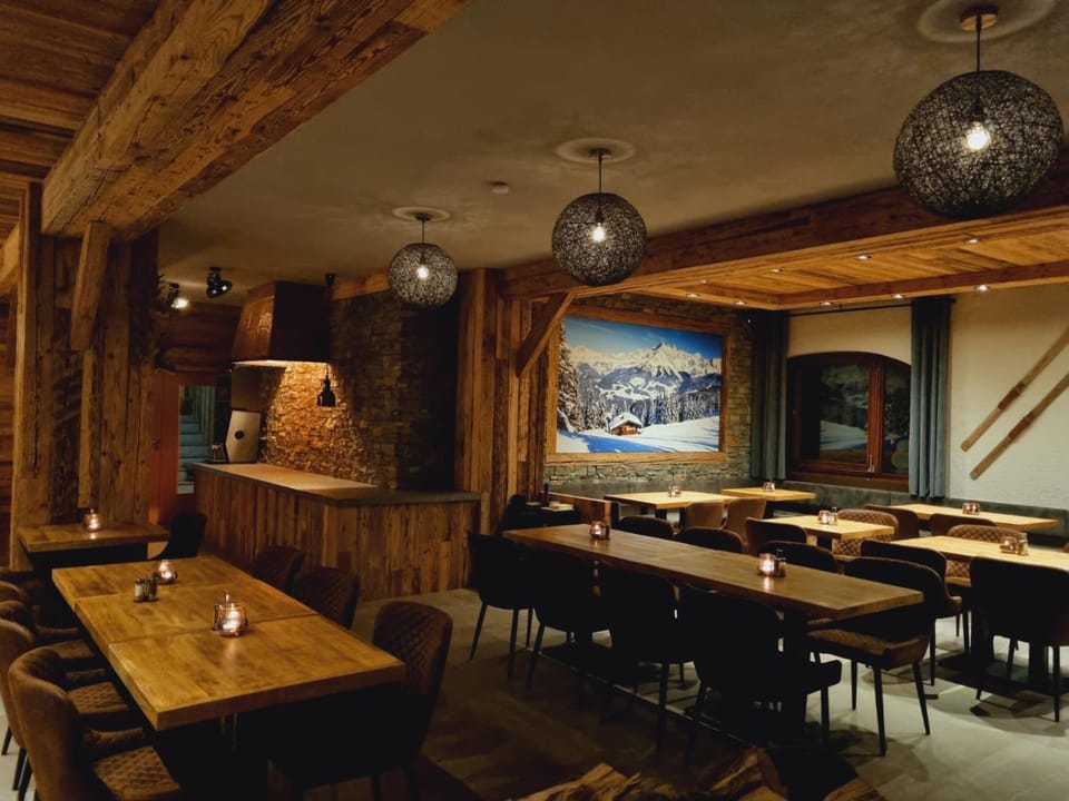 Restaurant/places to eat, Lounge or bar