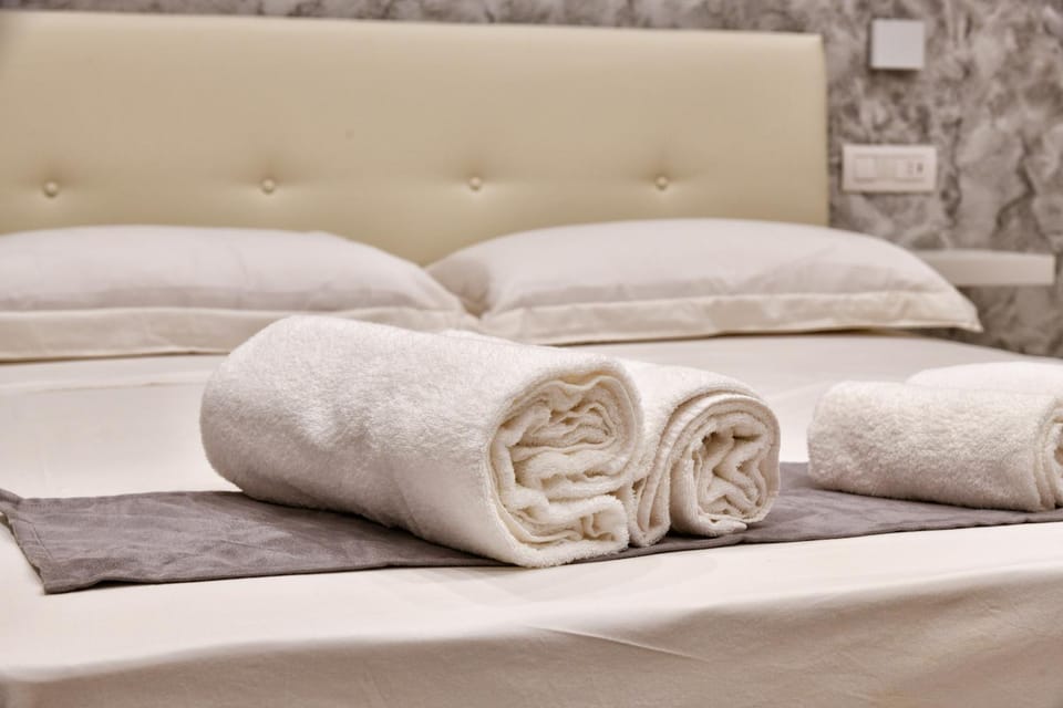 Bed, Photo of the whole room, Bedroom, towels