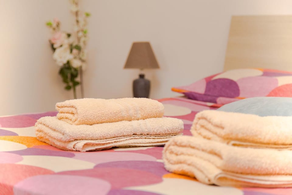 Bed, Bedroom, towels