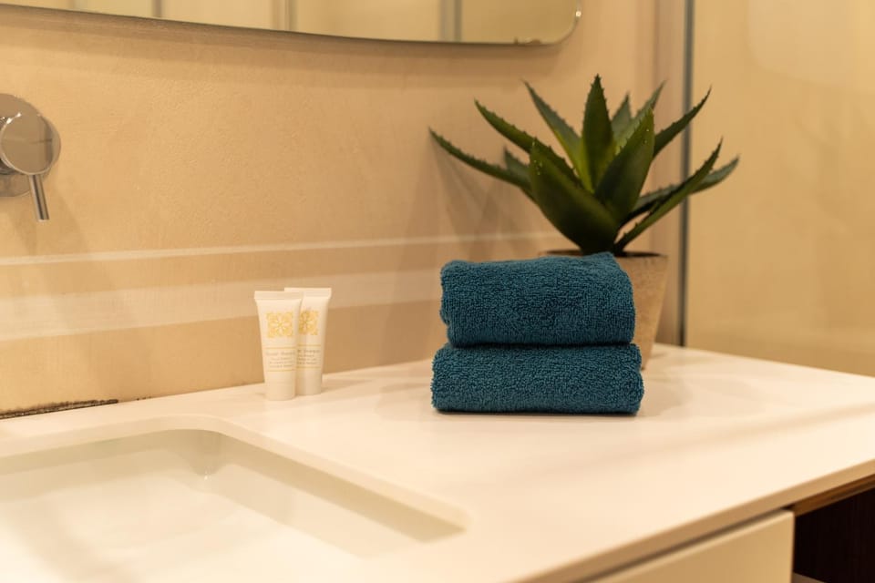 Bathroom, towels