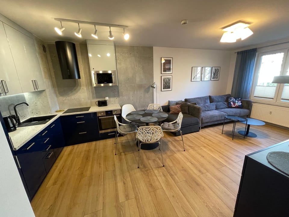 Kitchen or kitchenette, Living room, Seating area, Dining area