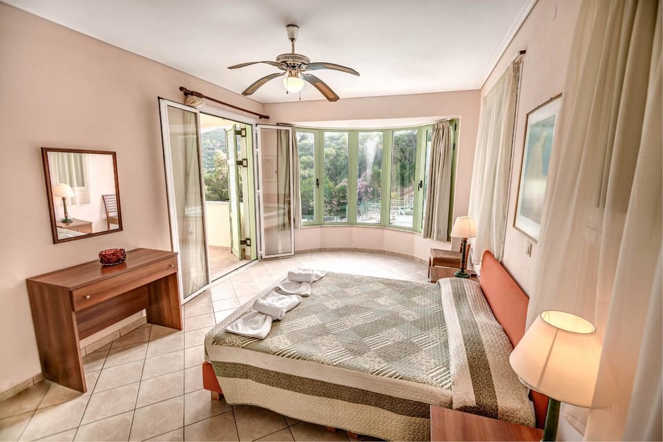 Bed, View (from property/room), Photo of the whole room, Bedroom