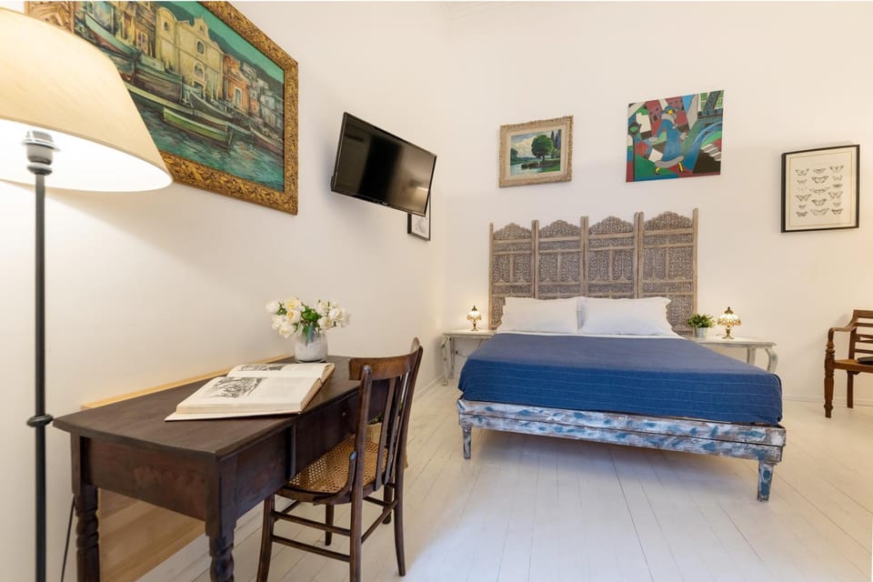 Bed, TV and multimedia, Bedroom