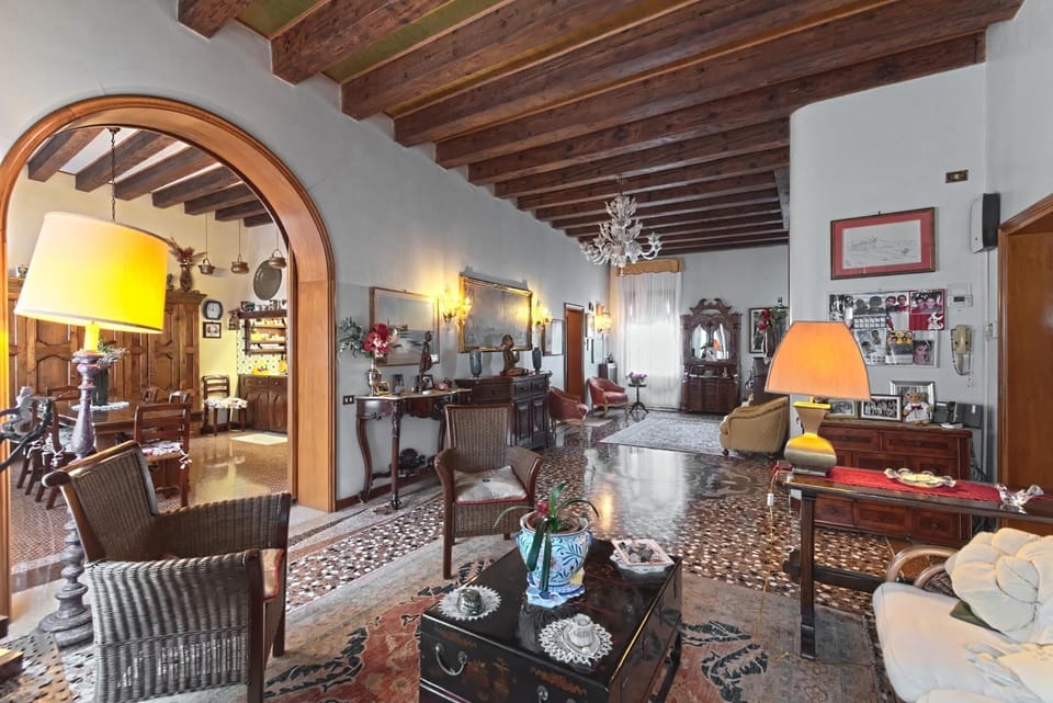 Communal lounge/ TV room