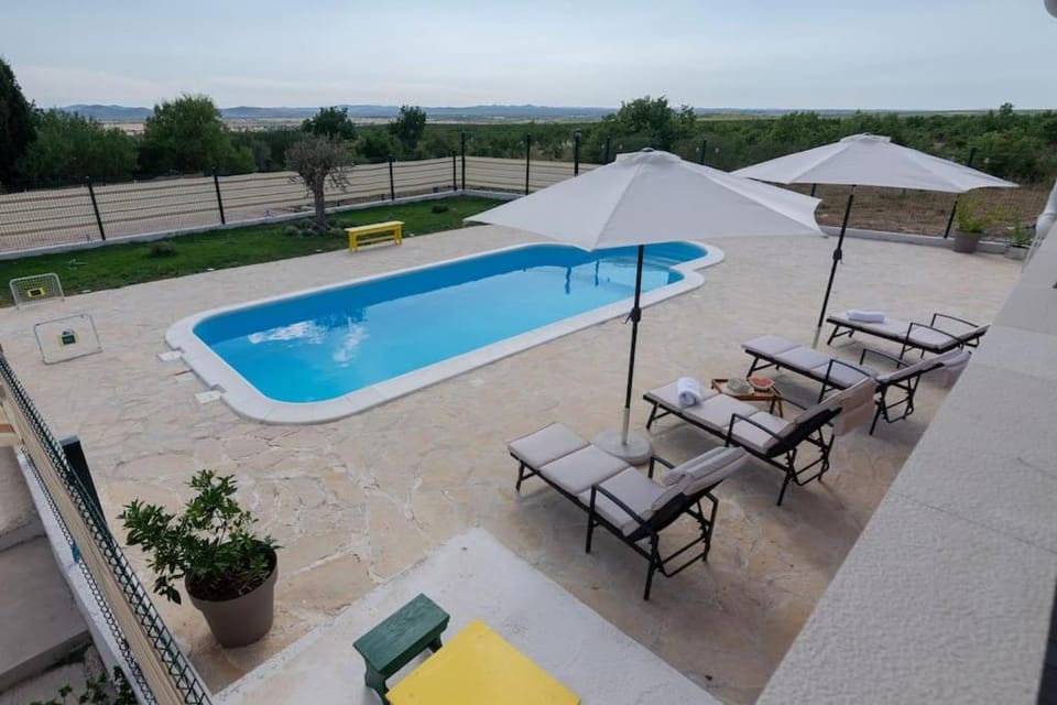 Kuća za odmor M&J s grijanim bazenom Villa in Zadar County