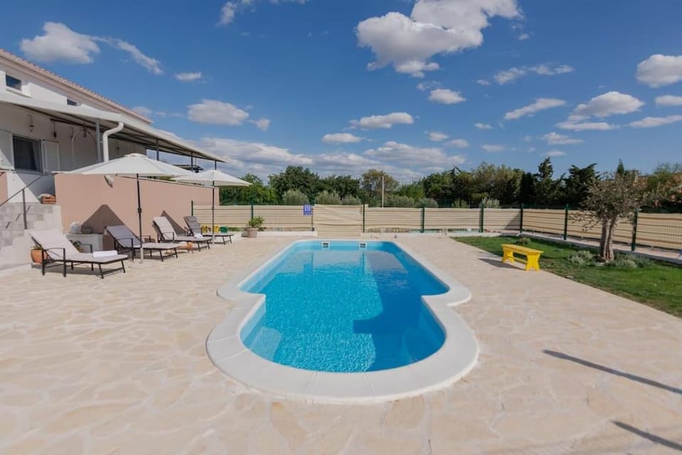 Kuća za odmor M&J s grijanim bazenom Villa in Zadar County