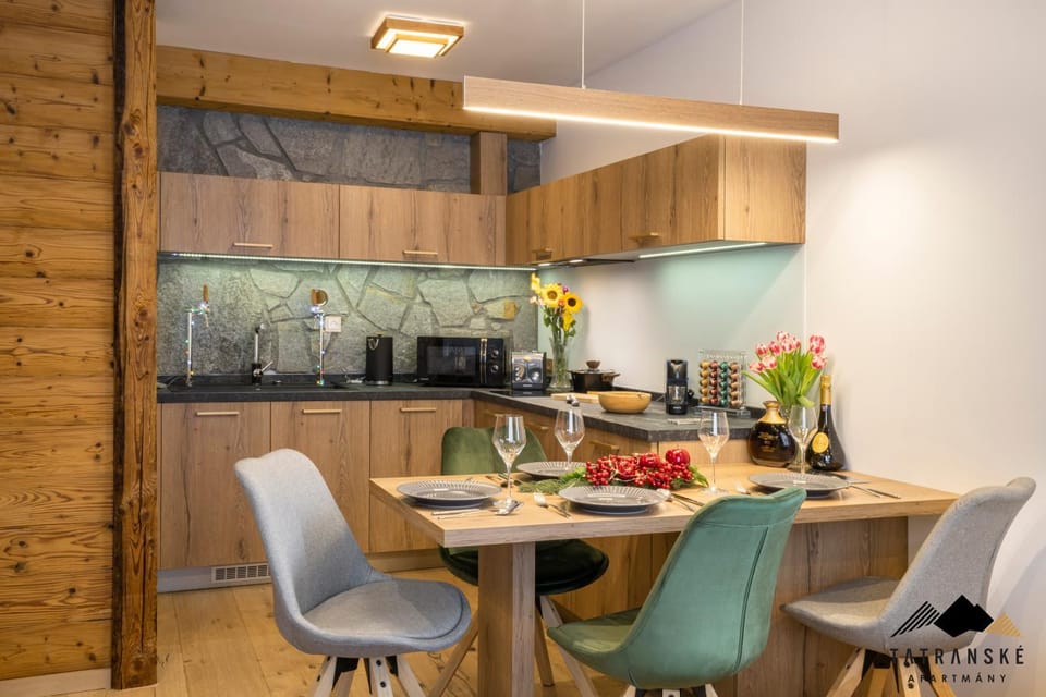 Restaurant/places to eat, Kitchen or kitchenette, Dining area, Breakfast, Breakfast