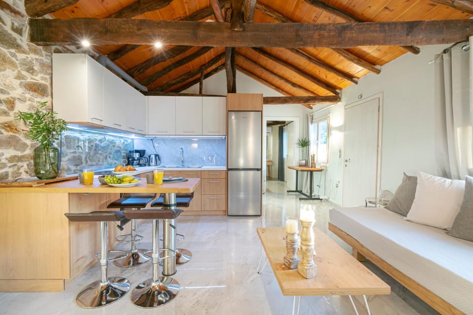 Kitchen or kitchenette, Seating area