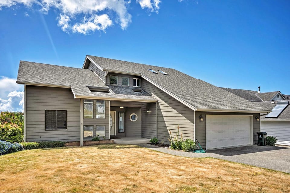 Pacific Ocean View! Chic Coos Bay Home House in Coos Bay