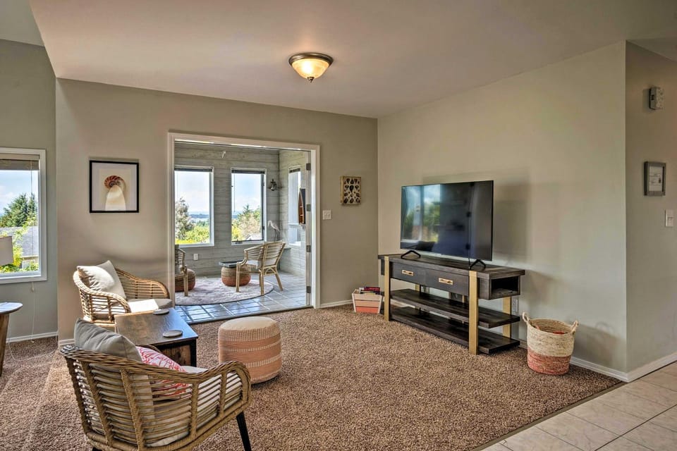 Pacific Ocean View! Chic Coos Bay Home House in Coos Bay