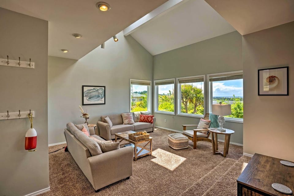 Pacific Ocean View! Chic Coos Bay Home House in Coos Bay