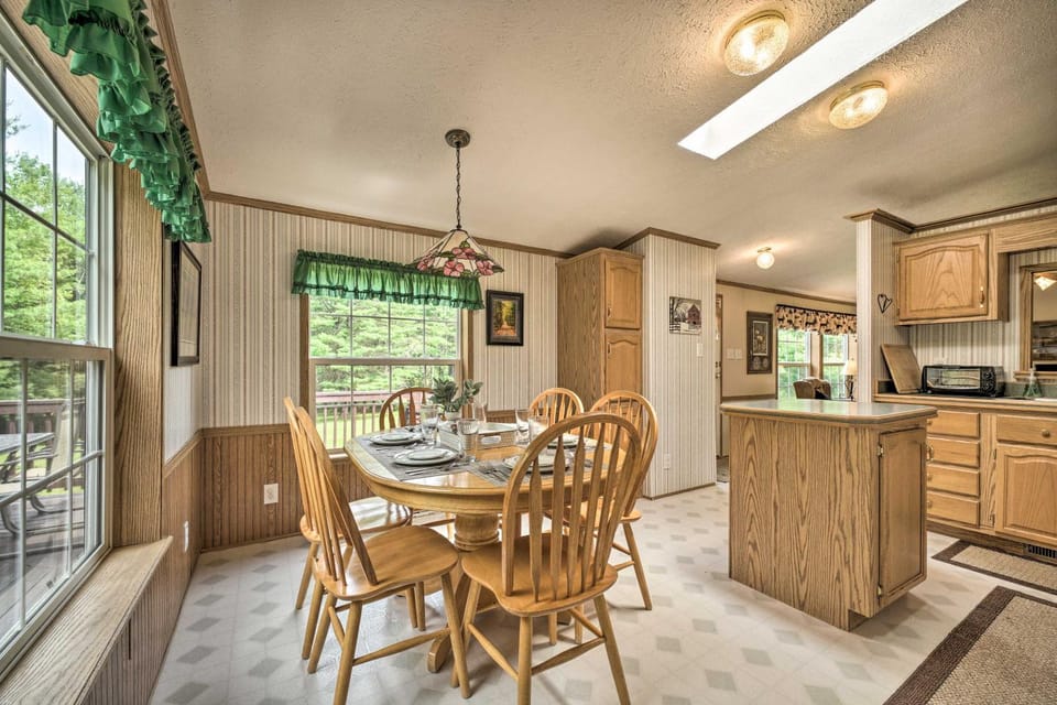 Deck, Fire Pit and Yard Mountain Escape! House in Allegheny River