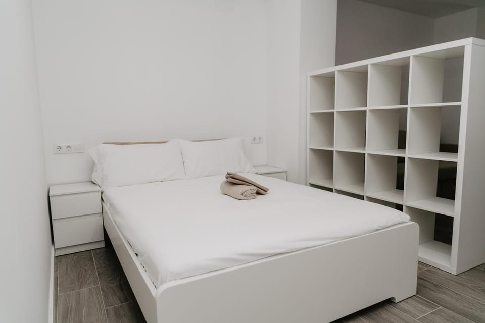 Bed, towels
