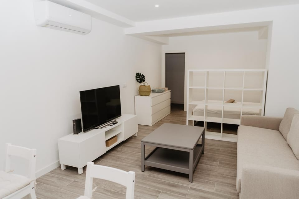 Communal lounge/ TV room, Bed, TV and multimedia, Living room, internet, air conditioner