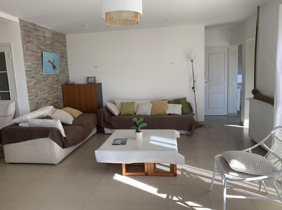 Communal lounge/ TV room, Living room, Seating area