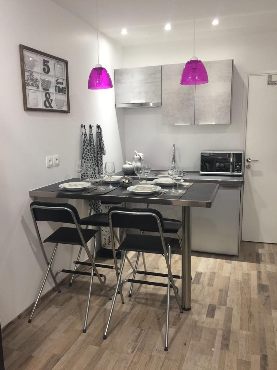 Kitchen or kitchenette, Dining area