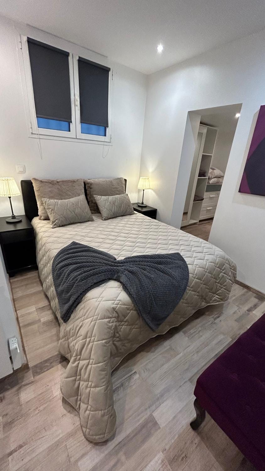 Bed, Photo of the whole room, Bedroom