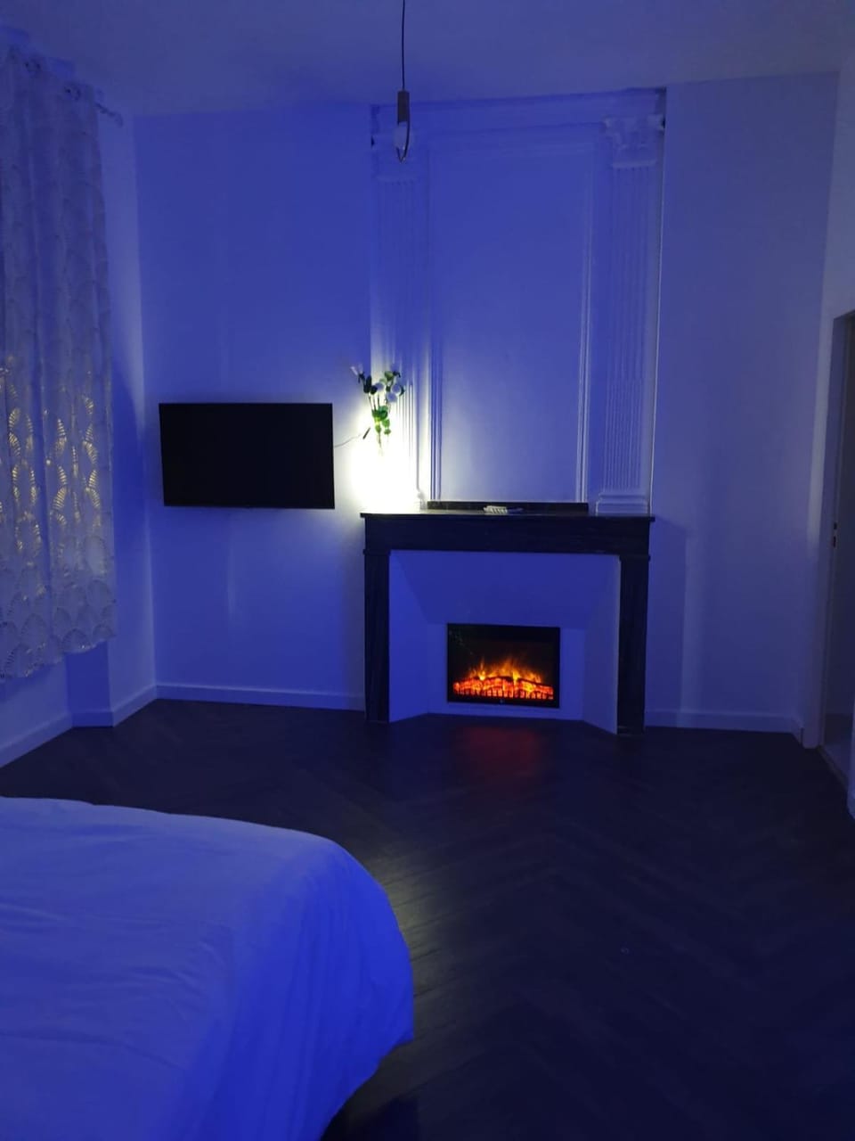 Bed, TV and multimedia, Bedroom