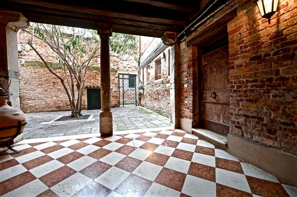 Patio, Facade/entrance