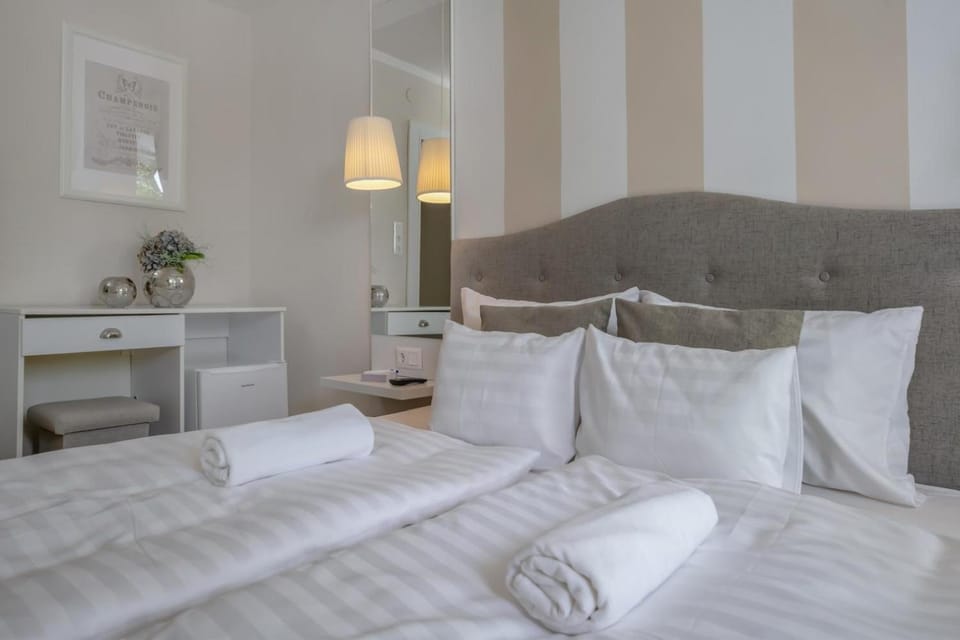 Bed, Photo of the whole room, towels