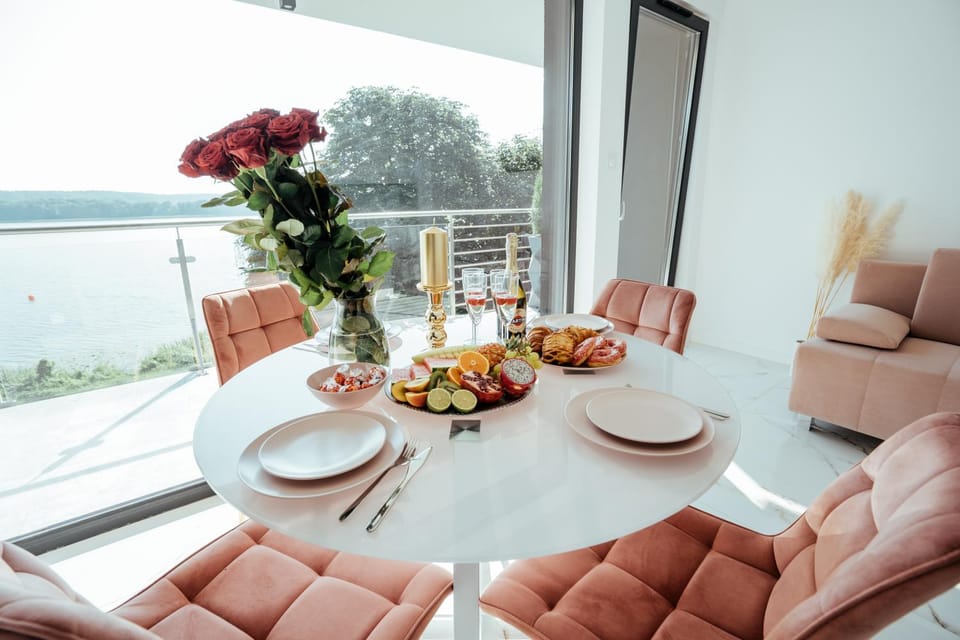View (from property/room), Balcony/Terrace, Dining area, City view, Garden view, Lake view, Landmark view, Quiet street view