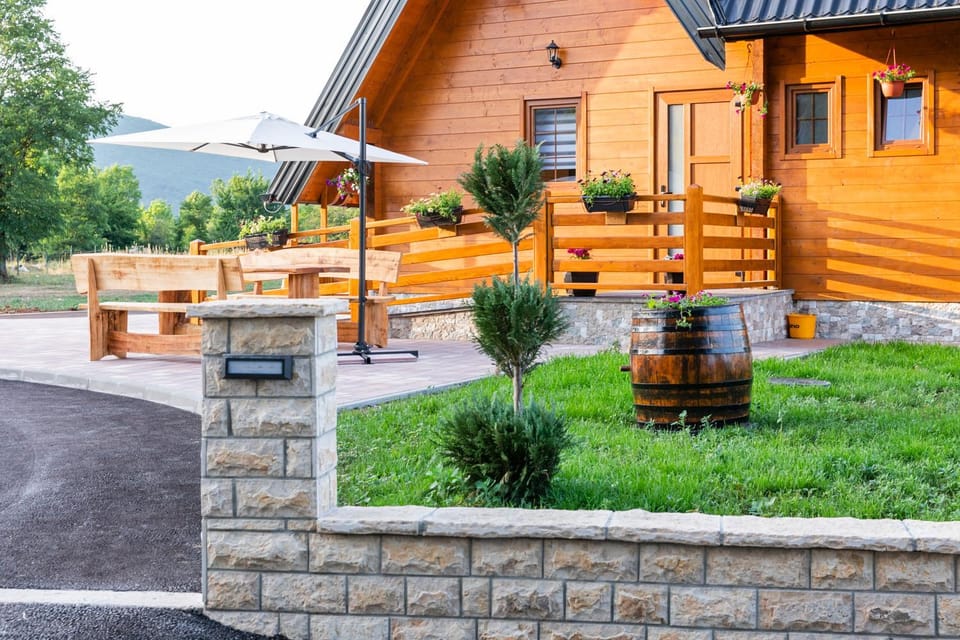 Property building, Patio, Facade/entrance, Garden