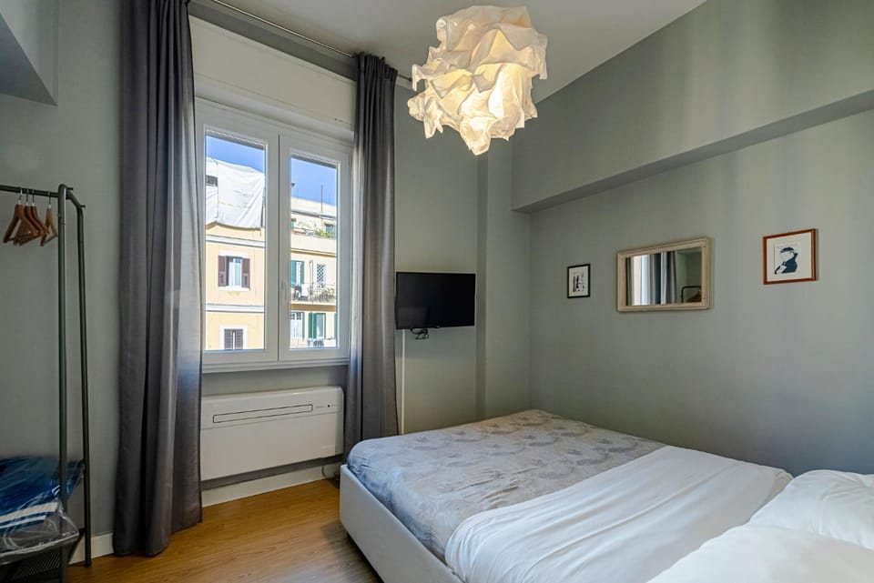 Bed, TV and multimedia, Photo of the whole room, Bedroom