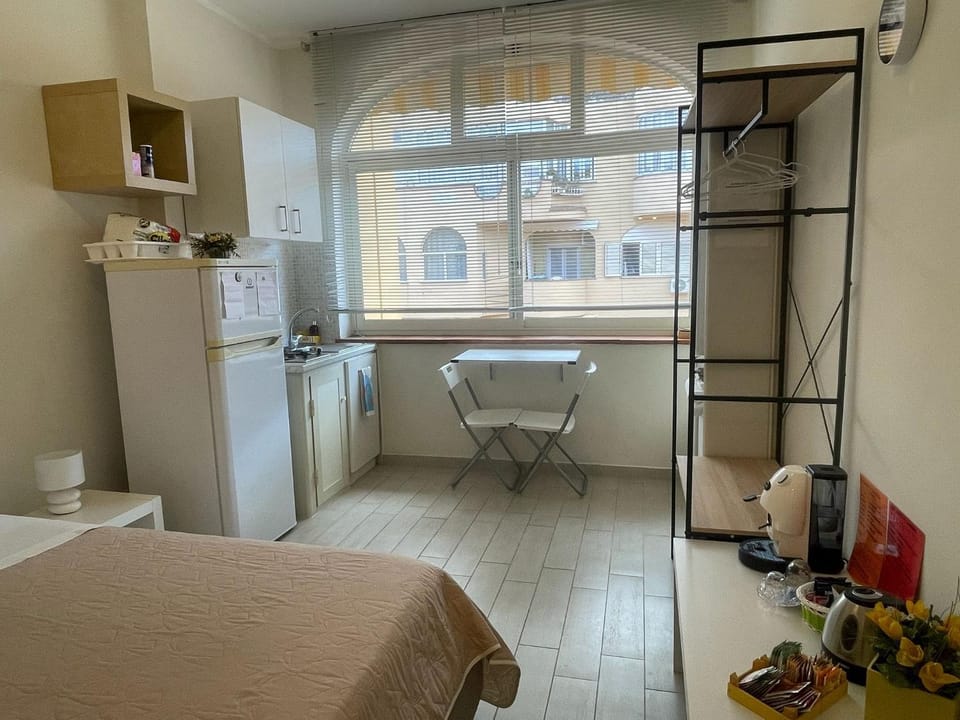 Property building, Bed, Kitchen or kitchenette, Photo of the whole room, Dining area, Bedroom, stove, kitchen