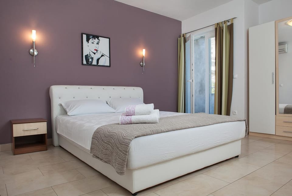 Sea & Mountain View Apartment in Makarska