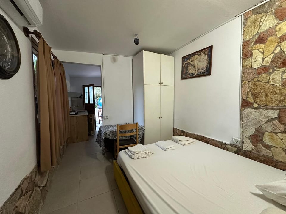 Garden Villa Lake Side & Glamping Apartment hotel in Ksamil