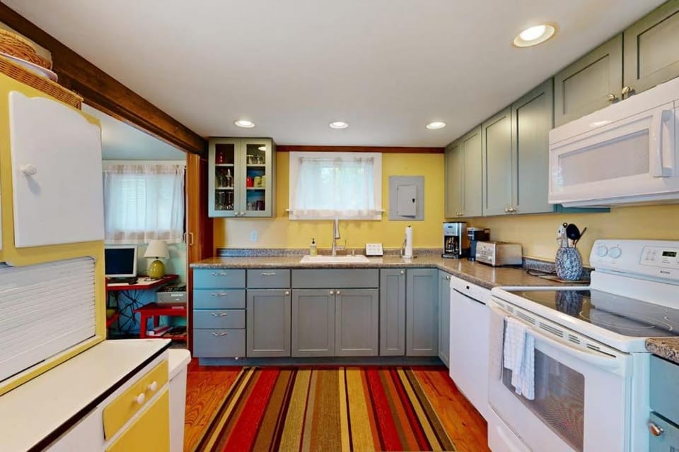 Coffee/tea facilities, Kitchen or kitchenette, oven, stove, kitchen